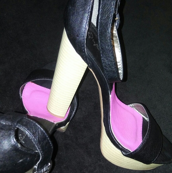 Black heels - Picture 2 of 3